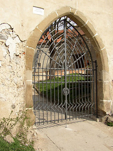 Brána osazená v gotickém ostění class=