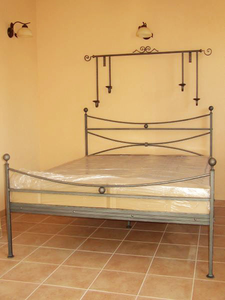 Kovaná manželská postel  class=