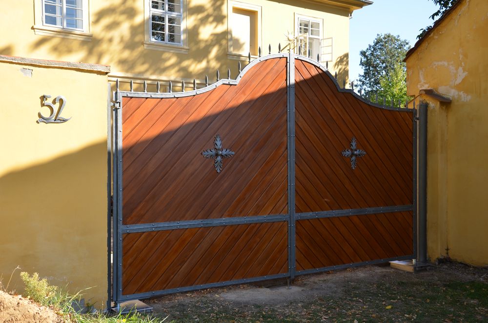 brána s dřevěnou výplní celek