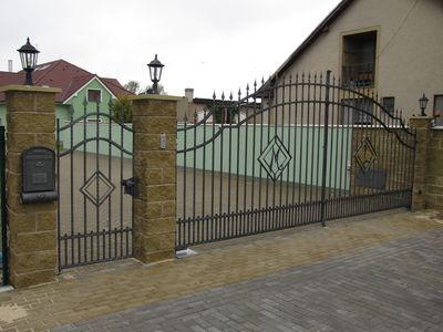 kovaná brána s brankou