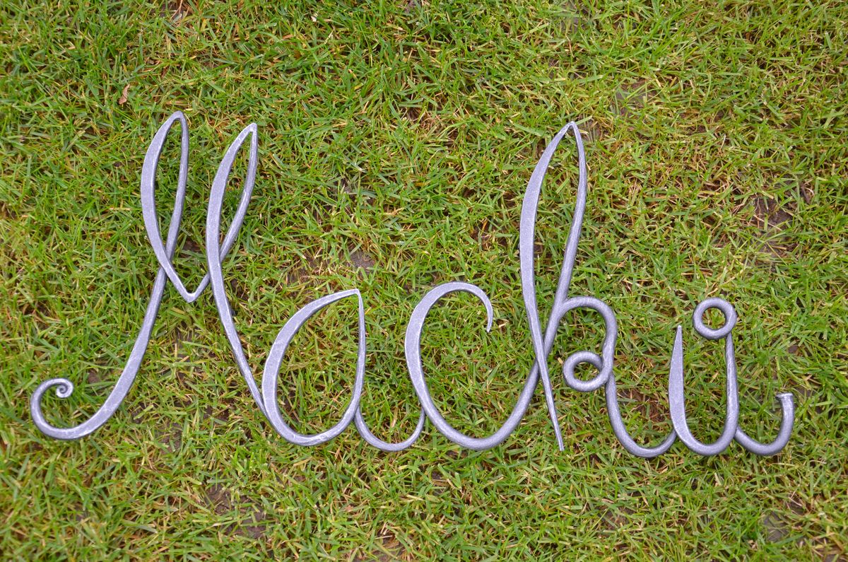 nápis kovaný na trávníku