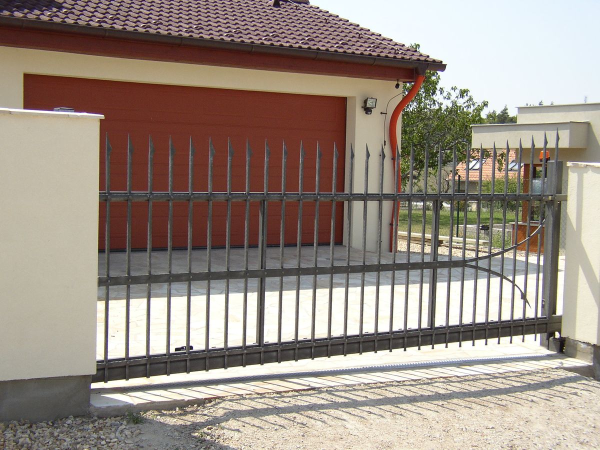 Moderní kovaný plot