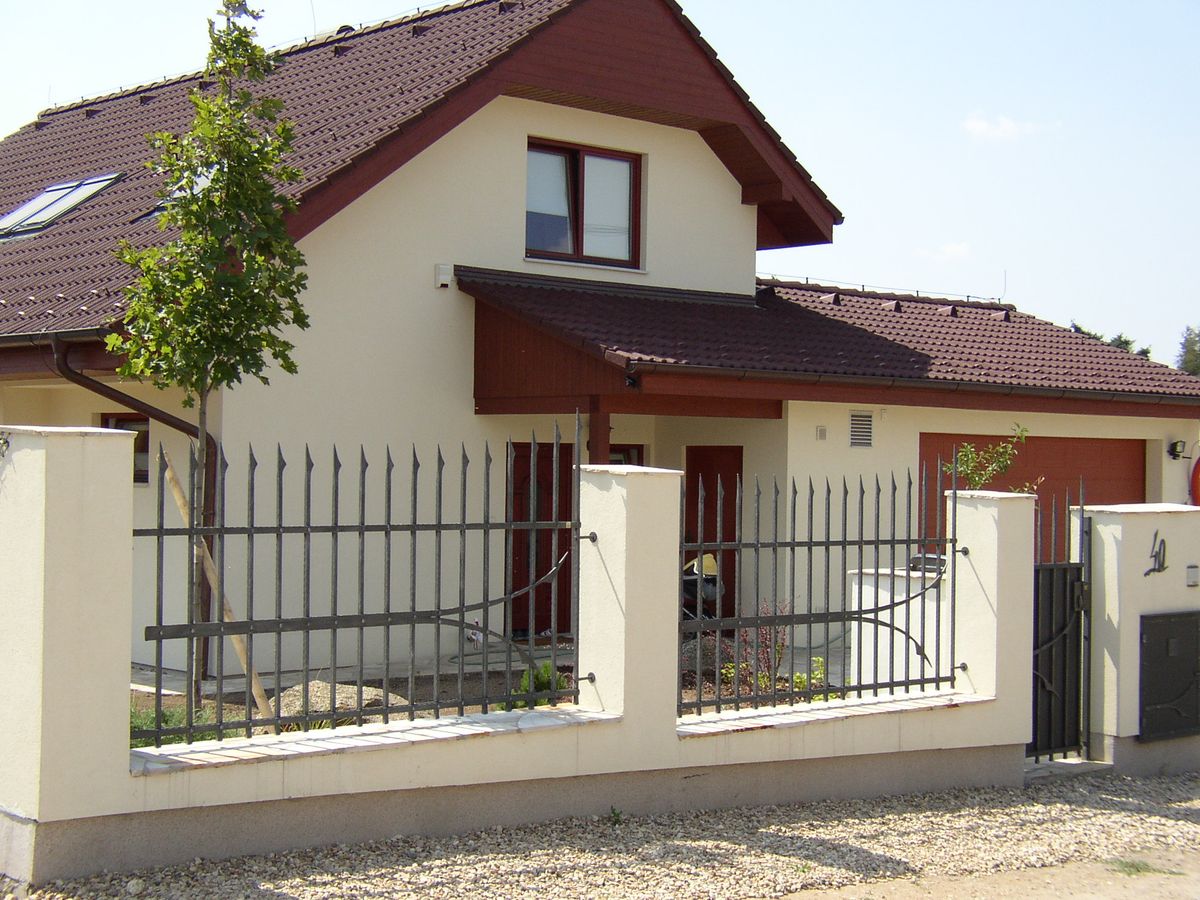 kovaný plot