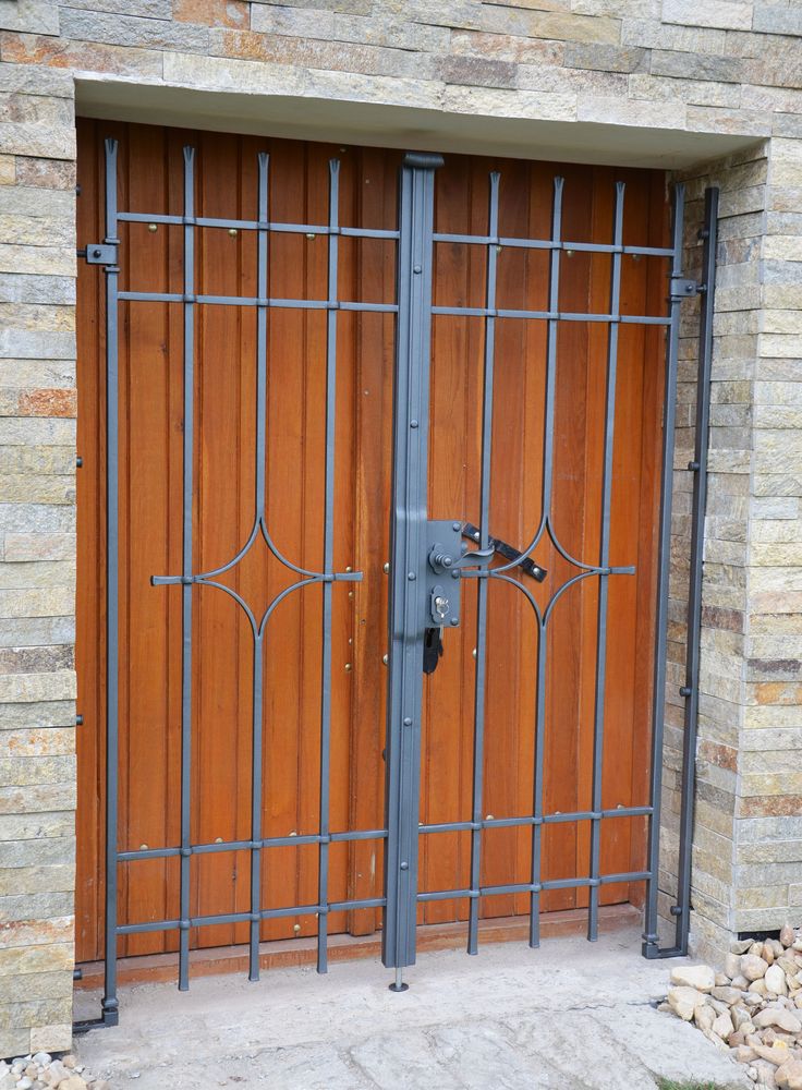 kovaná mříž na dveře do sklepa