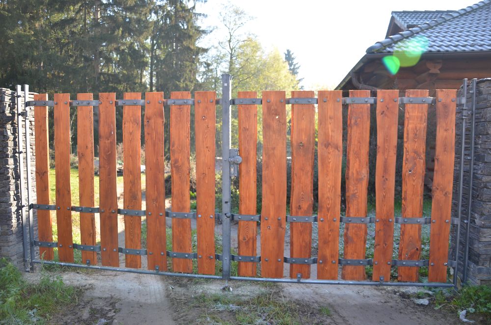 celek kovaného plotu před srubem