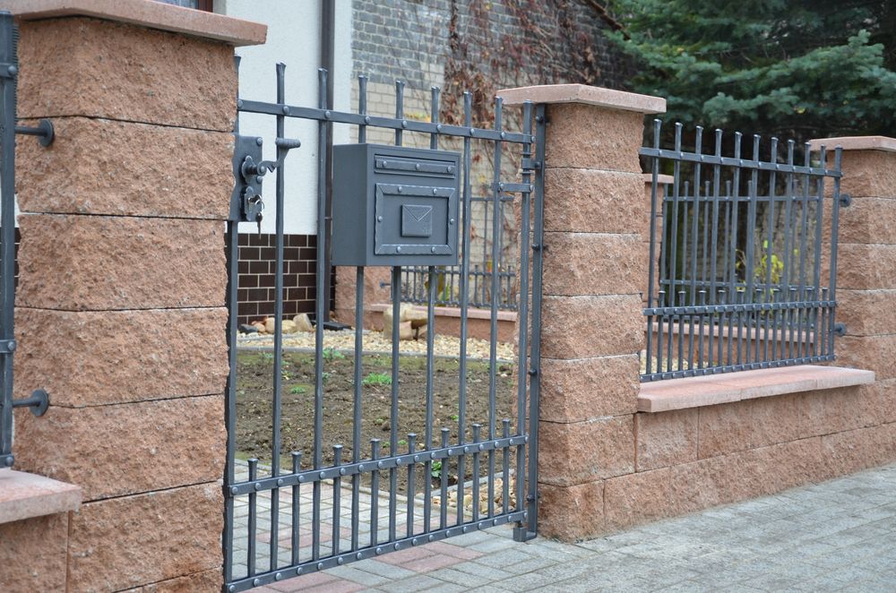 Oplocení - kovaný plot, pojezdové a dvoukřídlé brány