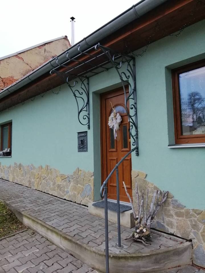 Kovaná stříška nad dveře