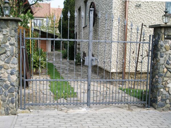 Kovaná dvoukřídlá brána