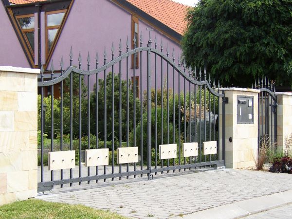 Kovaná brána s pískovcem