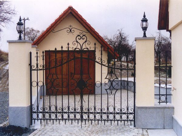 Dvoukřídlá brána v barokním stylu