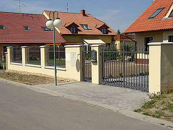 kovaný plot, branka i brána