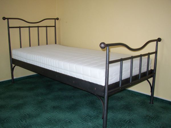 Kovaná postel pro studenta