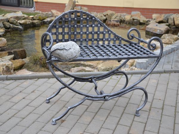 Kovaná židle s kamenem