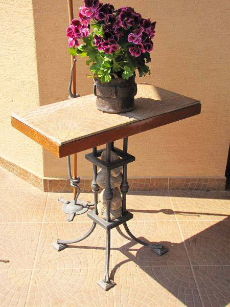 Kovaný stolek na květiny