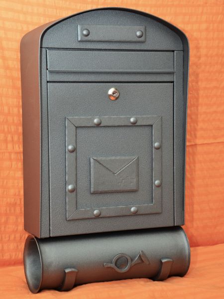 Zaoblená poštovní schránka s tubusem