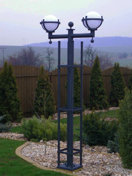 Kovaná zahradní lampa