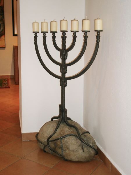 Židovský svícen na kameni