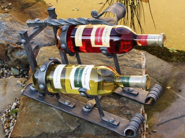 Kovaný stojánek na dvě láhve vína