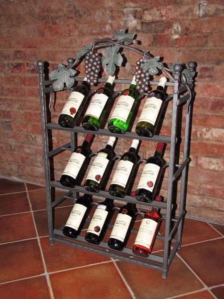 Kovaný stojan na 12 lahví vína