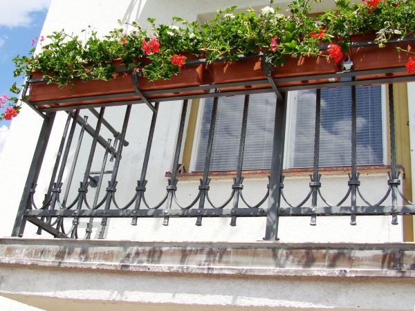 Balkónové zábradlí s truhlíky na květiny