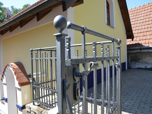 Zábradlí s brankou před vinný sklep class=